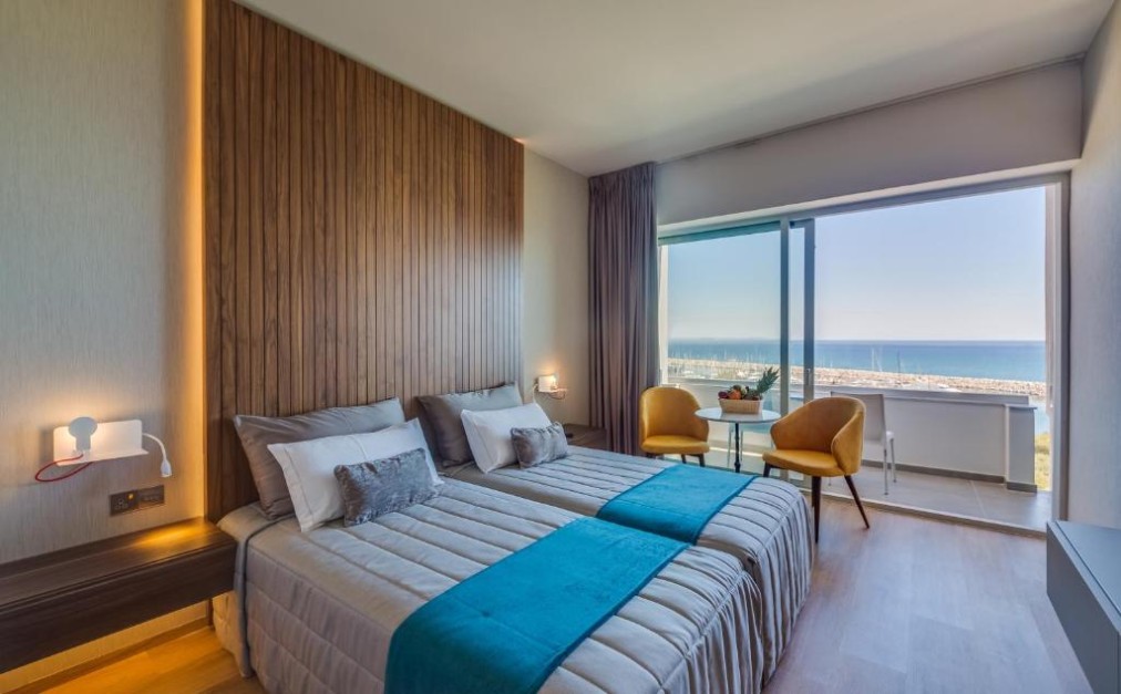 Chambre twin avec balcon et vue sur la mer.