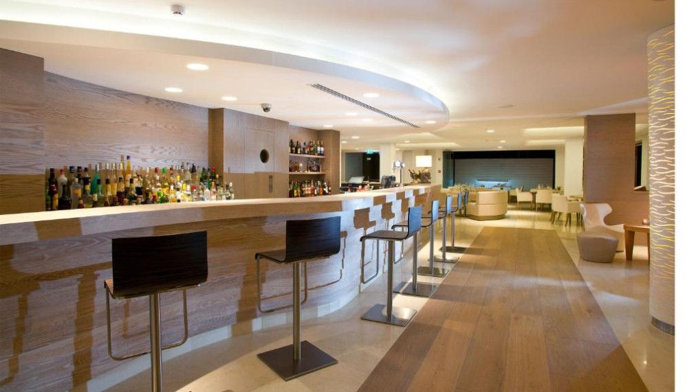 Bar de l'hôtel avec comptoir et espace lounge.