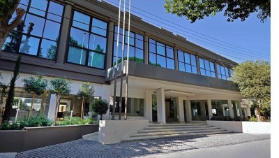 Vue extérieure de l'entrée et de la façade de l'hôtel.